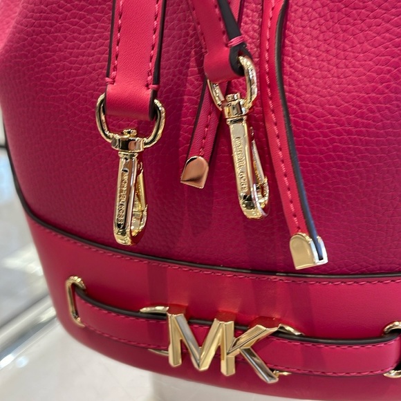 MICHAEL KORS 
Reed Md Pebbled Leather Bucket Bag Satchel Crossbody Handbag
NWT - Picture 14 of 16